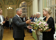 Balvu Elīnai pasniedz kultūras ministrs Nauris Puntulis.