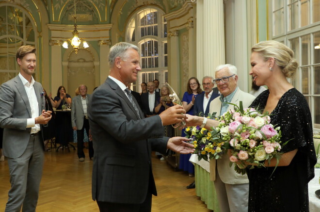 Balvu Elīnai pasniedz kultūras ministrs Nauris Puntulis.