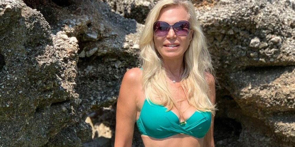 Популярные стереотипы о Марине Юдашкиной не новость: жена звездного модельера, умница и красавица, наверняка полжизни проводящая на модных показах. Но страницы биографии успешной бизнес-леди – иллюстрация бешеного ритма и бессонных ночей, каждодневного движения вперед в построении модной империи, которую мир ныне знает под именем Валентин Юдашкин.