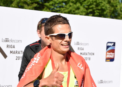 Par Latvijas čempioniem 10 000 metru skrējienā kļuvuši Serjogins un Žolneroviča