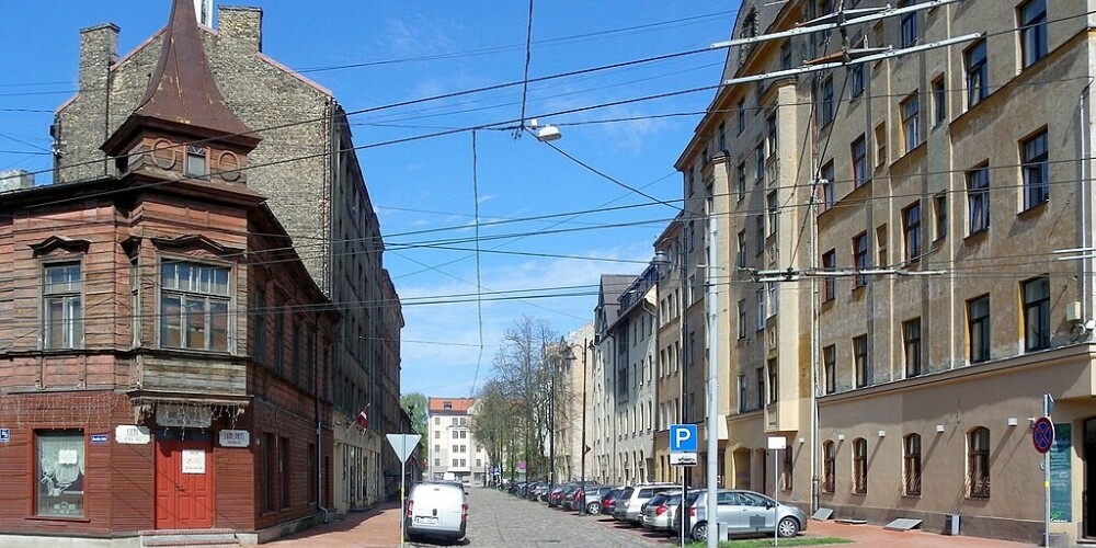 Улица Лие́нес&nbsp;(латыш.&nbsp;Lienes iela) -&nbsp;улица в&nbsp;Латгальском предместье&nbsp;города&nbsp;Риги, в микрорайоне&nbsp;Авоты.&nbsp;