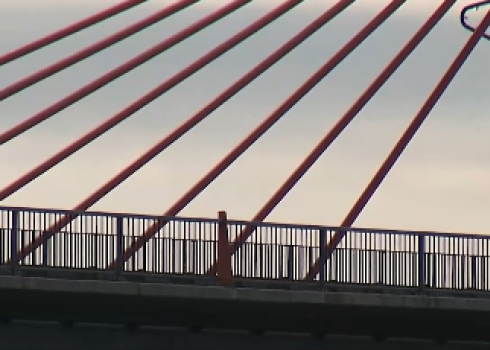 Makšķernieks pie Dienvidu tilta no noslīkšanas Daugavā izglābj gados jaunu sievieti