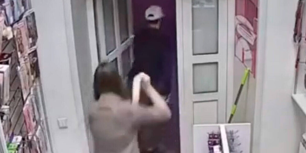 Продавщица секс-шопа отбилась от грабителя огромным дилдо и попала на видео