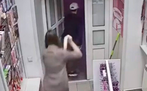 продавщица трахается с клиентом волосатое влагалище голой мамки секс на работе