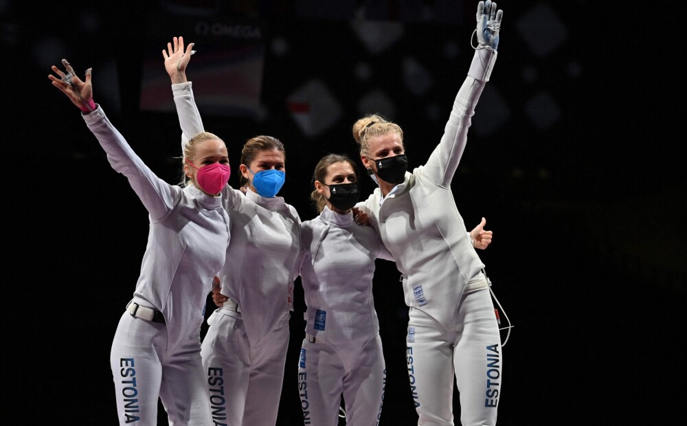 Igaunijas paukotājas spraigā cīņā triumfē olimpisko spēļu komandu sacensībās ar špagu