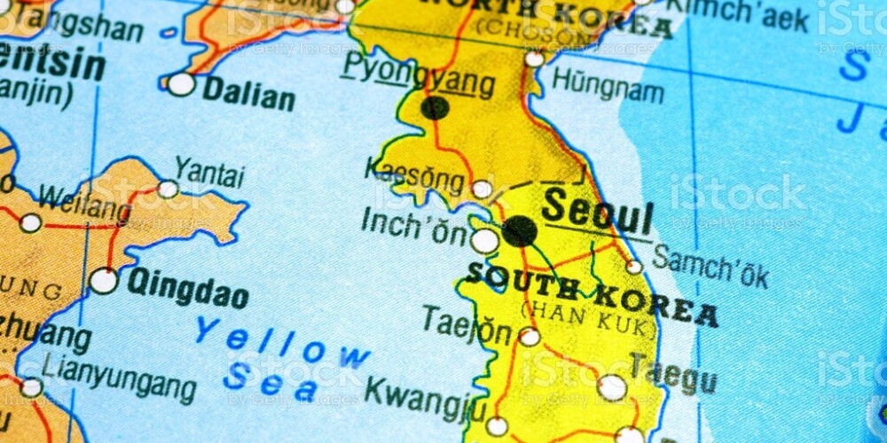 Южная Корея (официальное название – Республика Корея) – восточноазиатская страна на южной половине Корейского полуострова. Между ней и Северной Кореей проходит одна из наиболее военизированных границ в мире. Страна известна своими холмистыми сельскими пейзажами, вишневыми деревьями, старинными буддийскими храмами, прибрежными рыбацкими деревнями, субтропическими островами и многолюдными городами – центрами высоких технологий, среди которых ее столица Сеул.