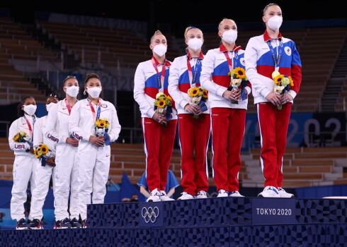 Arī sieviešu komandu sacensībās vingrošanā olimpiskajās spēlēs Tokijā uzvar OKR vienība