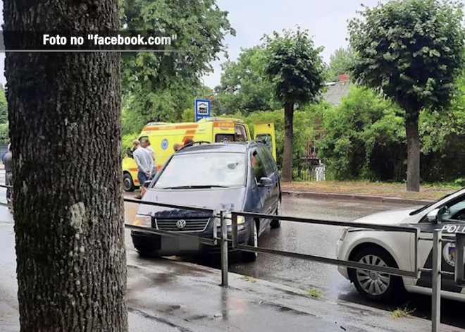 "Взлетела вверх на пять метров": в Юрмале сбили школьницу на пешеходном переходе; состояние тяжелое