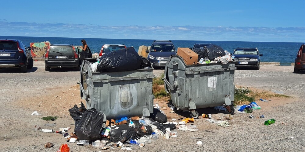 Переполненные мусорные баки и разбросанные бутылки: в Лиепае не справляются с мусором на пляже
