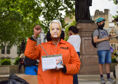 Protestētājs Londonā ar Džūljena Asanža masku, pieprasot viņa atbrīvošanu.