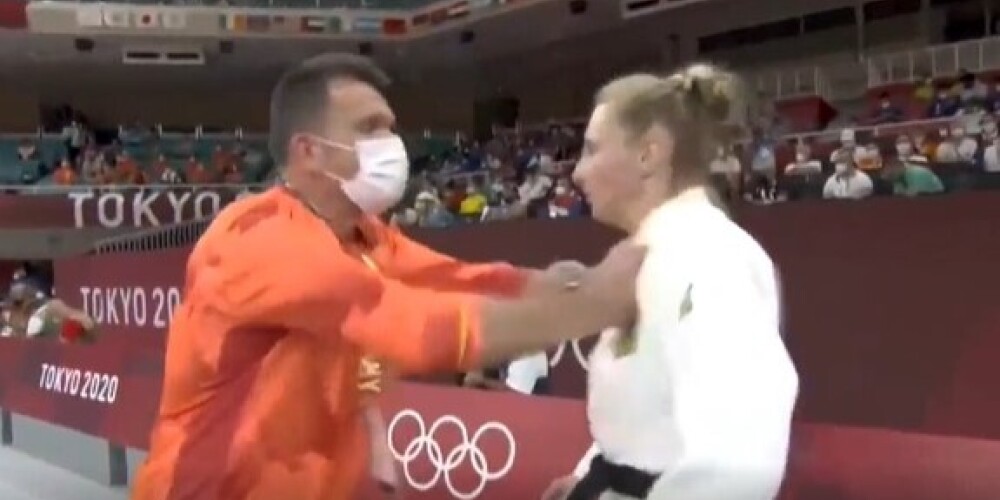 Тренер схватил дзюдоистку за грудки и надавал по лицу на глазах у миллионов зрителей Олимпиады