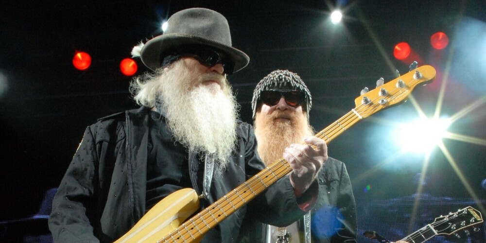 ZZ Top (рус. Зи Зи топ) — культовая американская блюз-рок-группа, основанная в 1969 году в Хьюстоне, штат Техас. Состав группы оставался практически неизменным со дня основания до смерти бас-гитариста в 2021 году: Билли Гиббонс (гитара, вокал), Дасти Хилл (бас-гитара, вокал), Фрэнк Бирд (ударные). Продюсером с основания группы и вплоть до сентября 2006 года был Билл Хэм. Группа имеет яркий, узнаваемый образ, не в последнюю очередь из-за двух длинных бород Билли Гиббонса и Дасти Хилла (третий участник Фрэнк Бирд носит фамилию «Борода» — Beard).Стиль группы можно определить как блюз, блюз-рок c элементами буги-вуги, хард-рока, кантри. По словам Билли Гиббонса: «Блюзовая ли группа ZZ Top? Ну, мы скорее интерпретаторы блюза. Блюз — это то, что вдохновляло нас, и этому частично положили начало парни из Англии. Я думаю, будет честным сказать, что мы подсознательно ощущали влияние The Animals, The Rolling Stones, The Beatles, The Who, The Kinks, Клэптона, Бека…может быть ещё кого.». Дасти Хилл полагает, что: «Мы рок-группа с большим влиянием блюза».