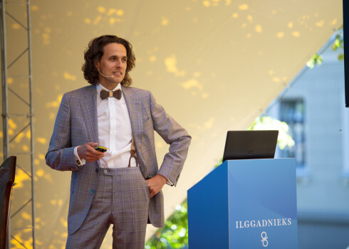 Arramirs pavisam nesen klajā laida grāmatu "Ilggadnieks", kura stāsta par mūžīgu jaunību un neierobežotu cilvēka dzīves garumu.