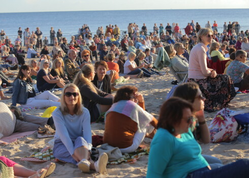 FOTO: Izcilā ērģelniece Iveta Apkalna īpašā "saullēkta koncertā" pieskandina Dzintaru pludmali