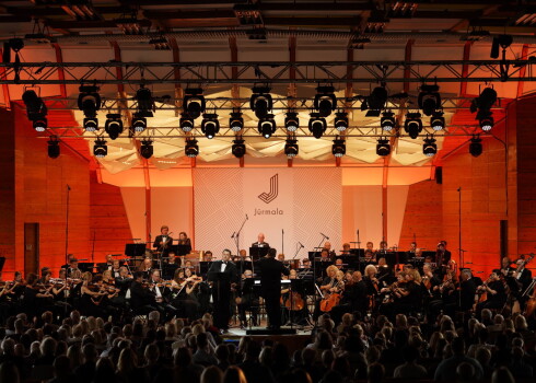 FOTO: mūzikas mīļotāji dodas lūkot Aleksandra Antoņenko un Zandas Švēdes koncertu "Jūrmalas festivālā"