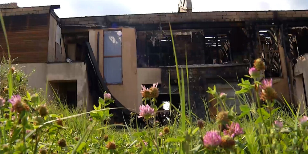 Сильный пожар в Адажи: пенсионер остался без половины своего дома