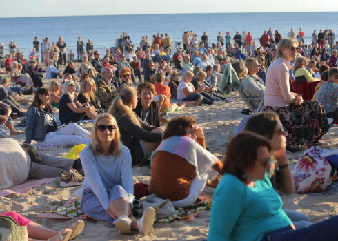 ФОТО: латвийская органистка Ивета Апкалне дала концерт на рассвете на пляже в Дзинтари