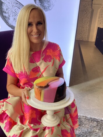 Предпринимательница Марика Гедерте сражалась за "вкусный" лот - торт от кондитерской Sweets by Vineta. В итоге он достался ей за 200 евро.