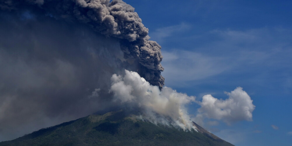 В Индонезии извержение вулкана вызвало лесной пожар