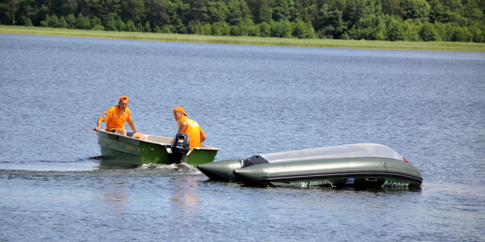 Спасатели помогли двум лодочникам выбраться на берег Лиепайского озера