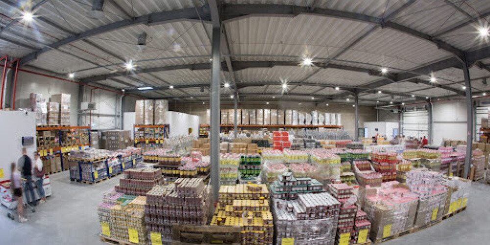 "MERE" является одной из крупнейших сетей в формате «дискаунтер» на рынке Восточной Европе (в России, Белоруссии и Казахстане работает под брендом Svetofor) На данный момент сеть включает в себя более 2000 магазинов. Два года назад компания начала развитие в странах Евросоюза. Открыты магазины в Румынии, Германии, Литве. В ближайшее время планируется открытие торговых точек в Латвии, Италии, Испании, Польше.