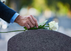 "Смерть матери… Какая бюрократия?": политика внесли в "черный список" и не пускают в Латвию на похороны
