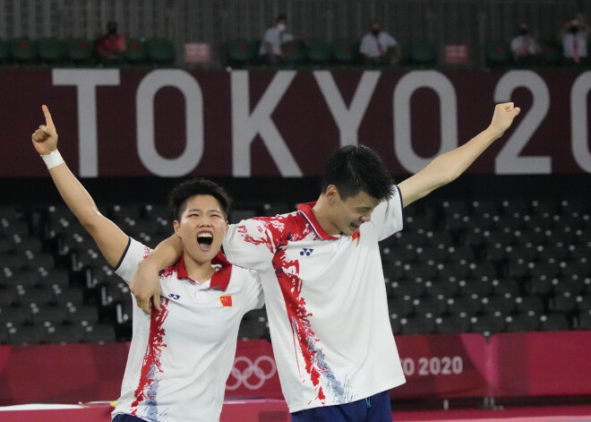 Badmintonā jaukto pāru dubultspēlē olimpisko zeltu negaidīti izcīna Ķīnas duets Vans un Huana