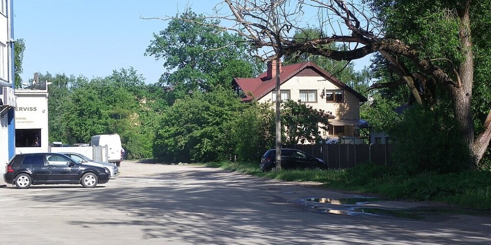 Улица А́йзвару&nbsp;(латыш.&nbsp;Aizvaru iela)&nbsp;&mdash; улица в&nbsp;Латгальском предместье&nbsp;города&nbsp;Риги, в историческом районе&nbsp;Дарзциемс. Начинается от&nbsp;улицы Лапсу, проходит в восточном направлении (параллельно&nbsp;ул. Августа Деглава).
