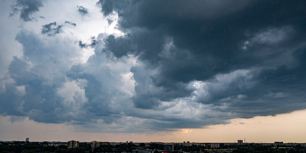 Naktī uz svētdienu visā Latvijā gaidāms lietus, Kurzemē iespējams pērkona negaiss