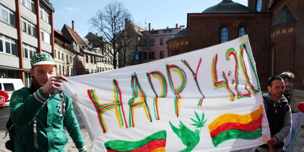 Опрос: легализацию употребления марихуаны в Латвии поддерживает каждый десятый латвиец