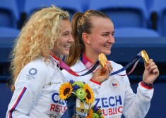 Barbora Krejčīkova (pa labi) un Kateržiana Siniakova.