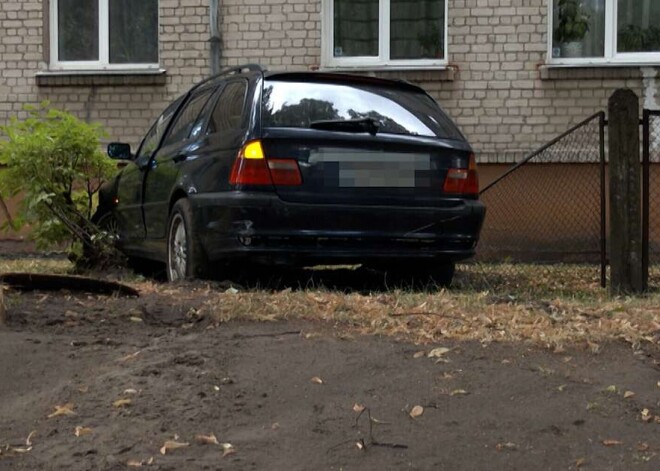 На Тейке водитель BMW въехал в ограждение, чуть не сбил пешехода и сбежал, оставив свою спутницу разбираться