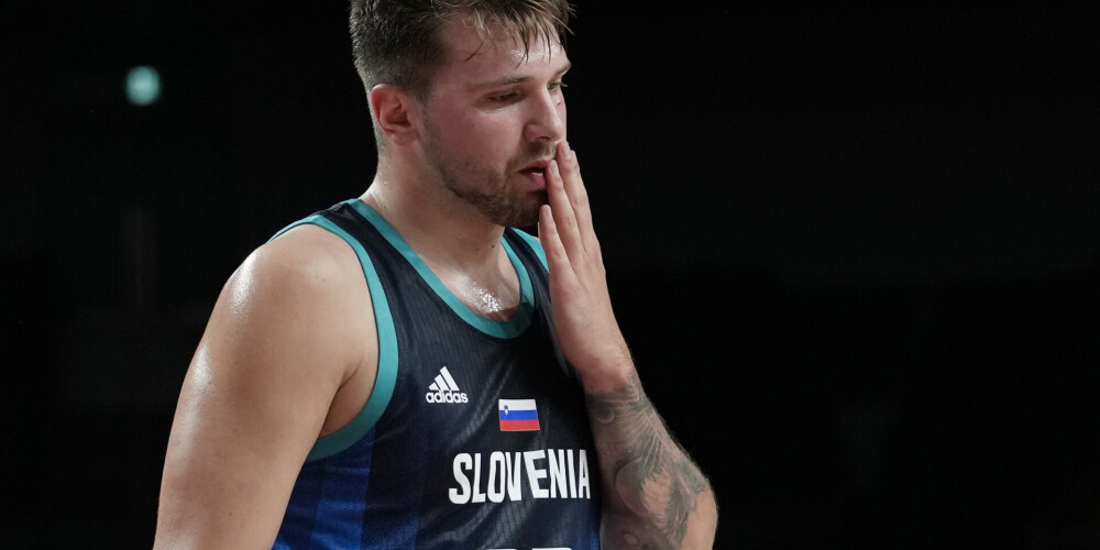 FOTO: Dončičs un citas slovēņu basketbola zvaigznes Tokijā ne tikai labi spēlē, bet arī uzdzīvo un pārkāpj noteikumus