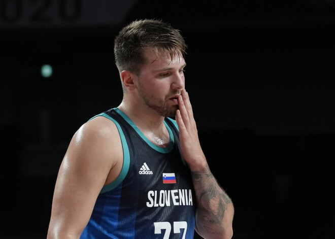 FOTO: Dončičs un citas slovēņu basketbola zvaigznes Tokijā ne tikai labi spēlē, bet arī uzdzīvo un pārkāpj noteikumus