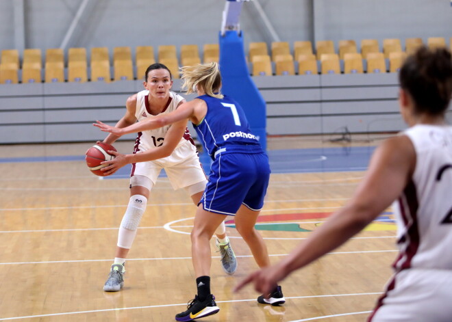 Latvijas sieviešu basketbola izlase pēc neizteiksmīga sākuma pārbaudes spēlē sagrauj somietes