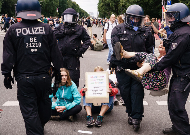 Berlīnē protestos pret Covid-19 ierobežojumiem aizturēti 600 cilvēki