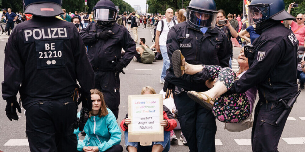 В Берлине во время акций против ограничений из-за Covid-19 были задержаны более 600 человек
