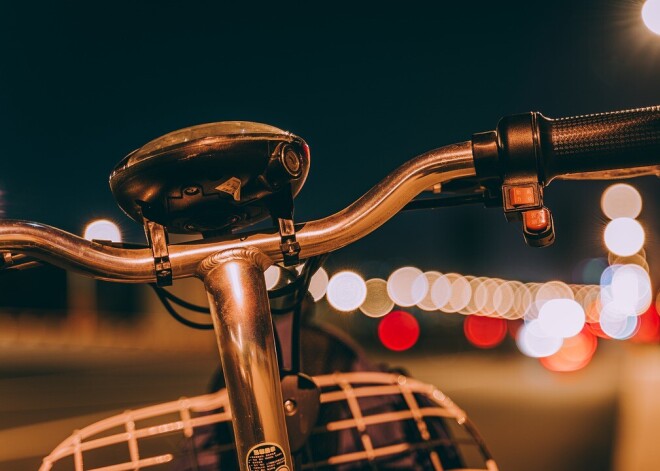 Съехал с дороги и перевернулся: велосипедист в Видземе получил смертельные травмы