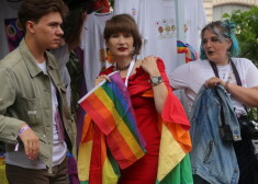 FOTO: paceļot varavīksnes karogu, Rīgā atklāj “Baltic Pride 2021”