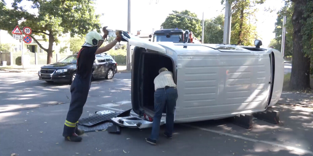 ДТП в Риге: минибус столкнулся с машиной и перевернулся, пассажиры застряли в кабине