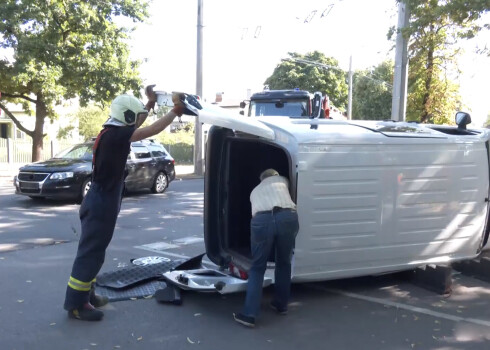 ДТП в Риге: минибус столкнулся с машиной и перевернулся, пассажиры застряли в кабине