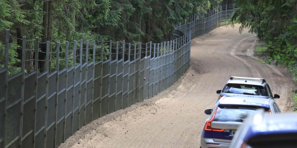 Lietuva migrantu apturēšanai uz robežas uzstādīs četru metru augstu stiepļu žogu