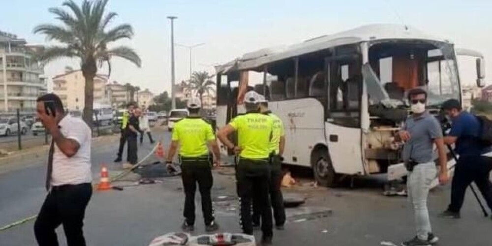 В Турции туристический автобус вылетел на встречную полосу и перевернулся: четверо погибших