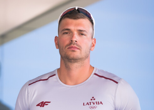 Latvijas cerība smaiļošanā Roberts Akmens.