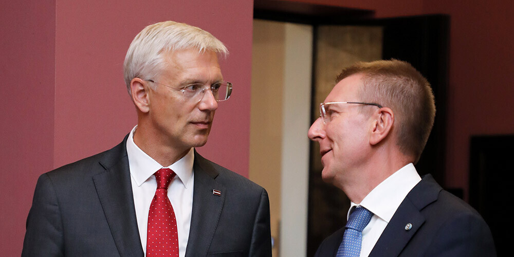 Ministru prezidents Krišjānis Kariņš sarunājas ar ārlietu ministru Edgaru Rinkēviču.