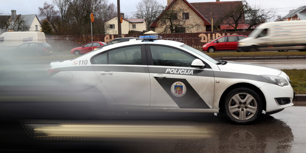 Обманул водителя: инспектор полиции обвинен в вымогательстве и получении взятки в Латгале