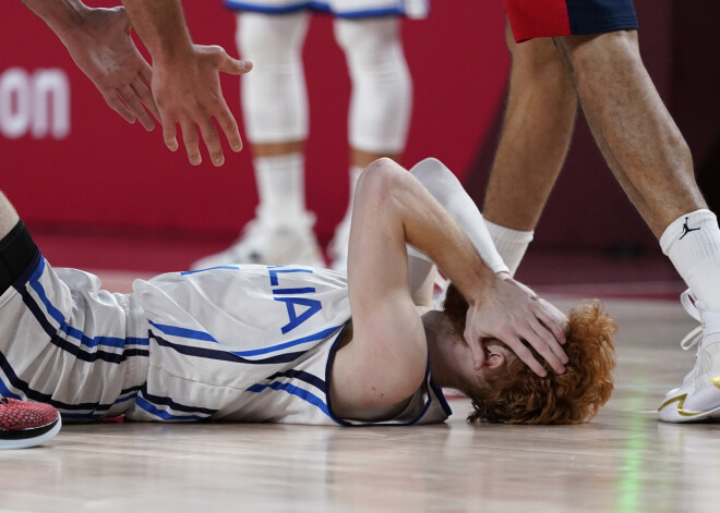 Francijas basketbolisti Tokijā grūtā cīņā uzvar itāļus un iekļūst pusfinālā