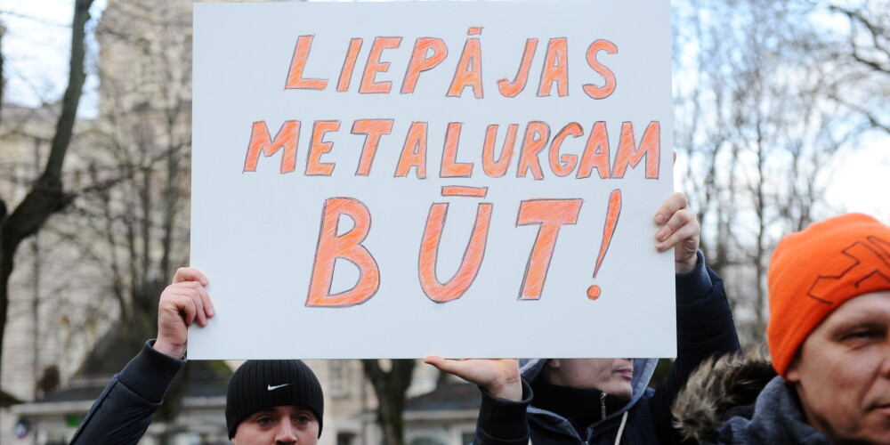 AS "KVV Liepājas metalurgs" darbinieki piketē pie Ministru kabineta ēkas, lai pievērstu valdības uzmanību situācijai nozarē un uzņēmumā 2016. gadā.