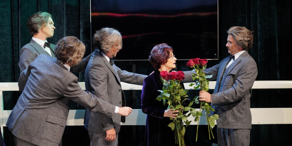 FOTO: Olga Dreģe ar četriem Smiļģiem - tā Dailes teātris sāk savu jau 102. sezonu