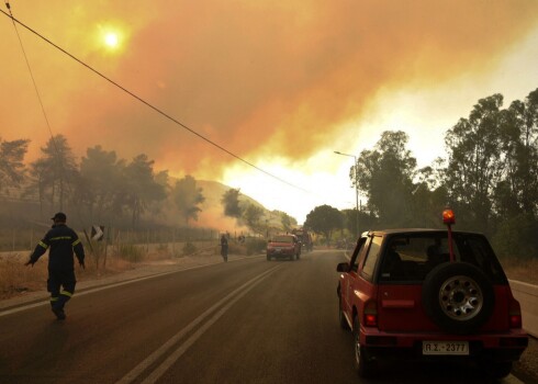 Meža ugunsgrēks netālu no Atēnām aptur satiksmi pa šoseju